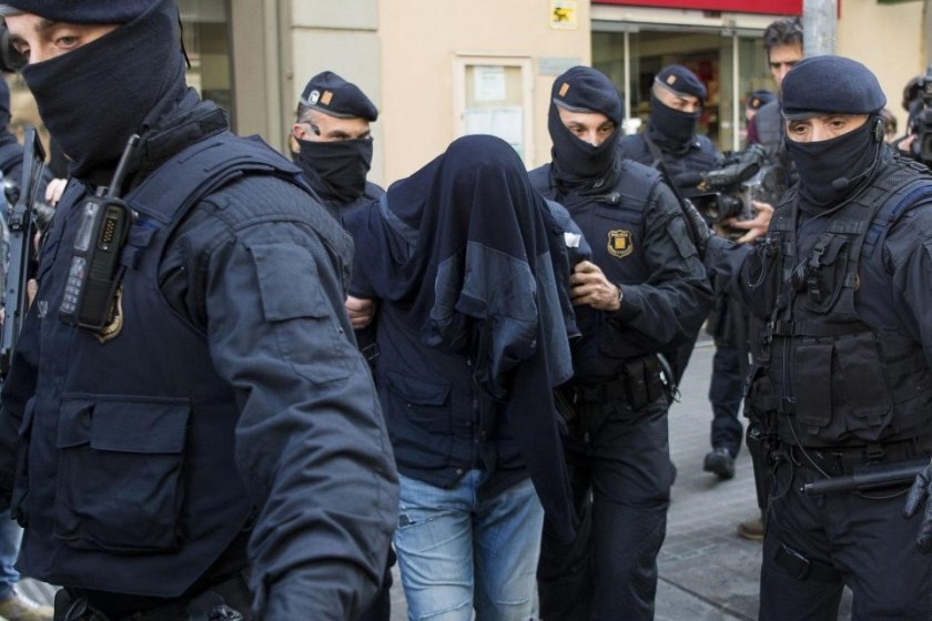 BARCELONA POLICE APPREHENDING TERRORISTS