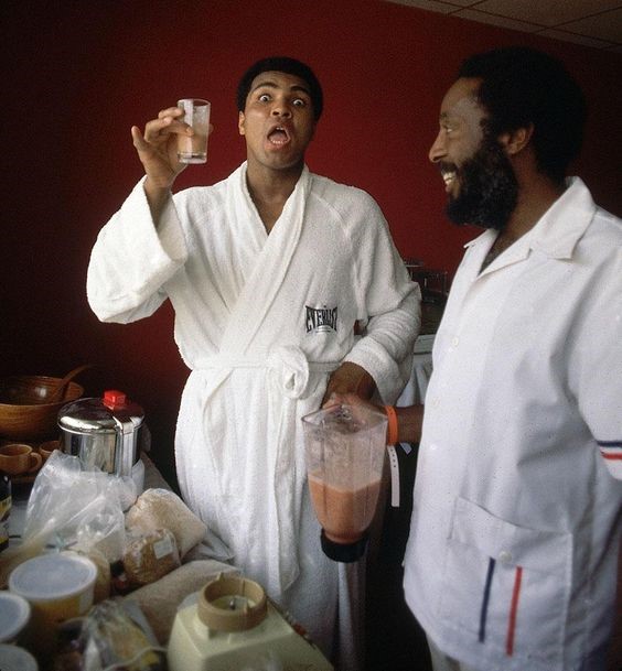 DICK GREGORY, TEACHING MOHAMMED ALI HEALTH TIPS IN 1971.png