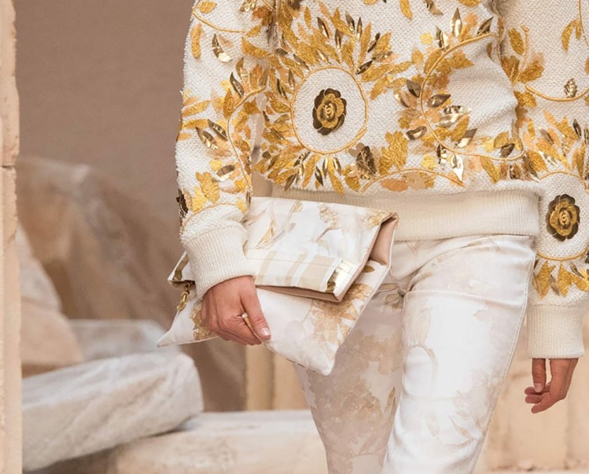 CHANEL CRUISE SS18 GREECE RUNWAY INSPIRED CLUTCH HANDBAG AND GOLDLEAF ENCRUSTED WHITE AND GOLD OUTFIT