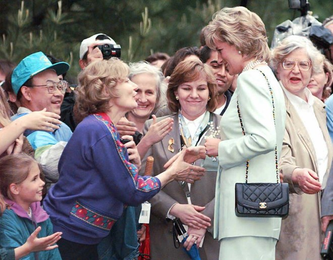 CHANEL PRINCESS DIANA CARRYING A CHANEL SUIT WHILE GREETING ADMIRERS