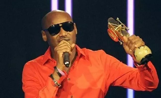 NIGERIAN MALE ARTISTS 2FACE ACCEPTING AN AWARD PHOTO.png